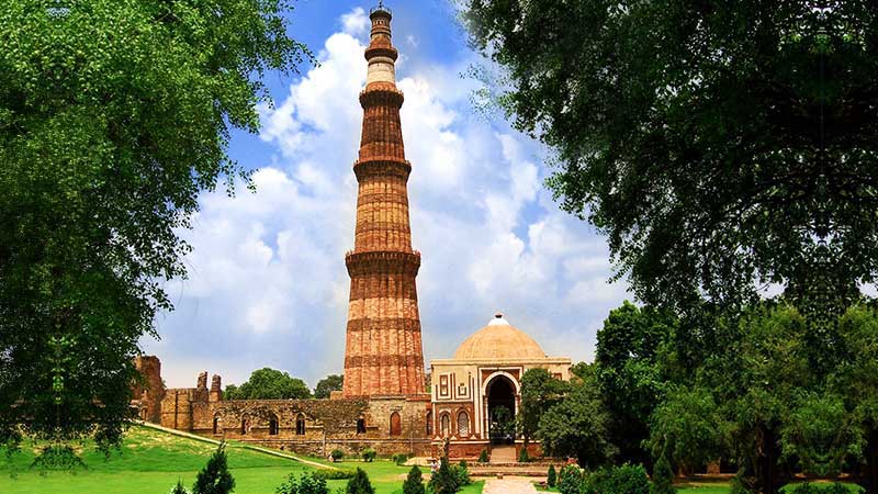 golden triangle qutab minar delhi